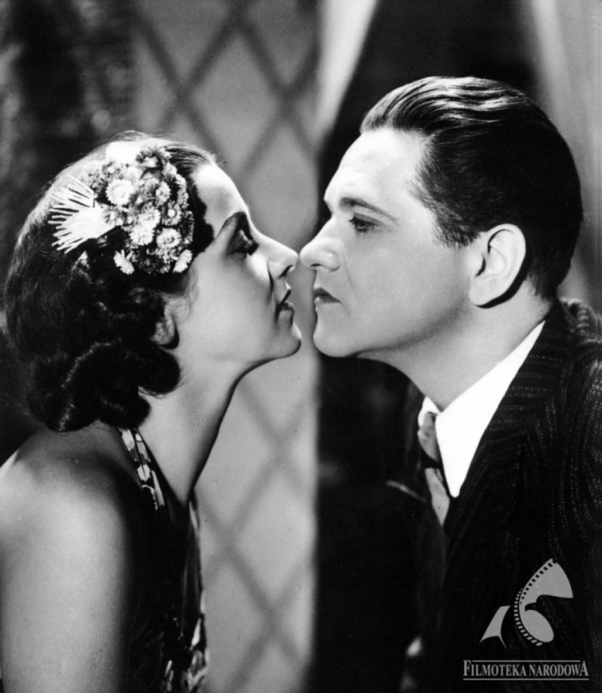 Eugeniusz Bodo dotyka Grossównę nosem