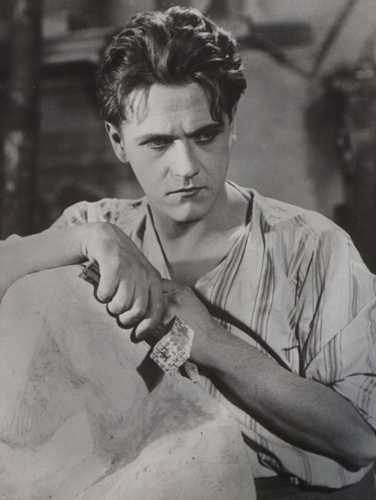 Eugeniusz Bodo jako rzeźbiarz w filmie 'Człowiek o błękitnej duszy'