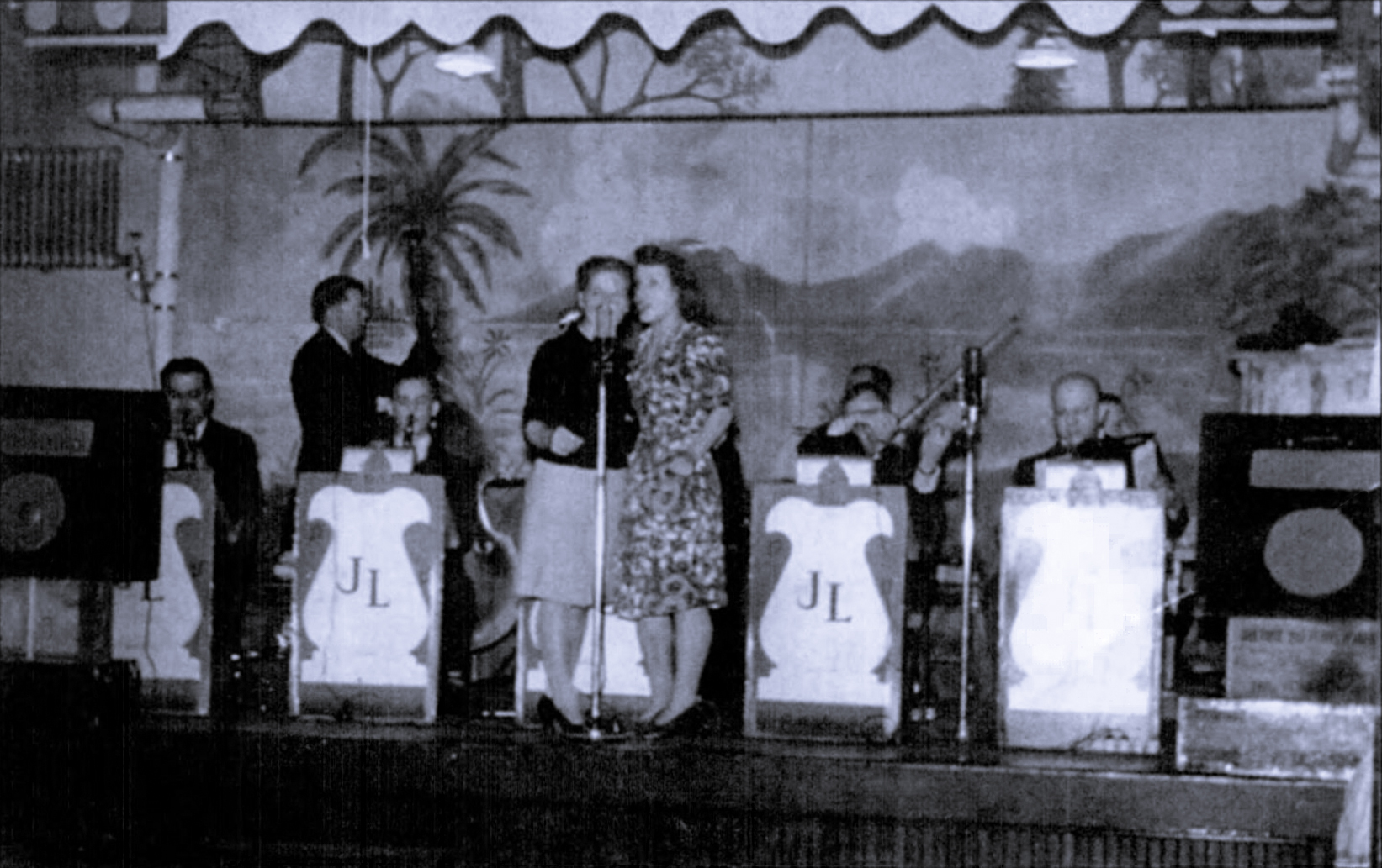 Józef Łazarz i Jego Miedzynarodowa Orkiestra (Clara & Nellie Zamachaj)